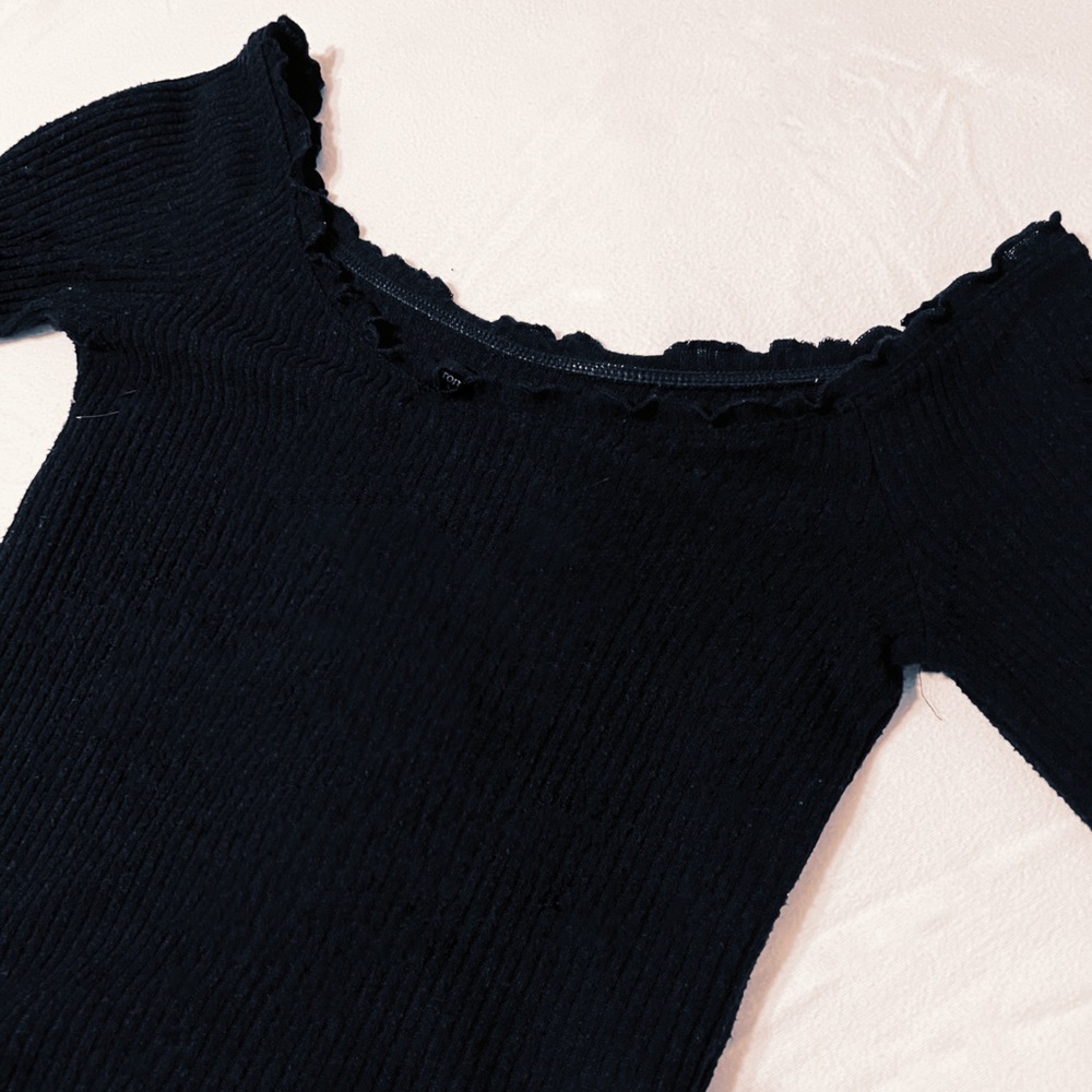 Cutest off or on the shoulder cropped long sleeve